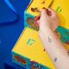 Calendrier de l’Avent Lush 2025 edition à remplir, coffret beauté festif aux couleurs vives contenant 25 soins véganes exclusifs pour détente et bien-être design by Shruti Gadhvi