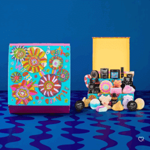 Calendrier de l’Avent Lush 2025, coffret beauté festif aux couleurs vives contenant 25 soins véganes exclusifs pour détente et bien-être design by Shruti Gadhvi