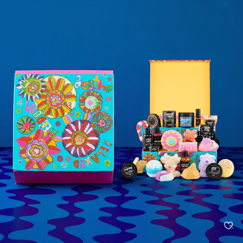 Calendrier de l’Avent Lush 2025, coffret beauté festif aux couleurs vives contenant 25 soins véganes exclusifs pour détente et bien-être design by Shruti Gadhvi