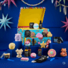Calendrier de l’Avent Lush 2025, coffret beauté festif aux couleurs vives contenant 25 soins véganes exclusifs pour détente et bien-être design by Shruti Gadhvi