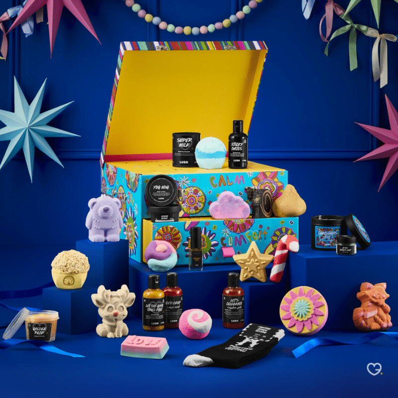 Calendrier de l’Avent Lush 2025, coffret beauté festif aux couleurs vives contenant 25 soins véganes exclusifs pour détente et bien-être design by Shruti Gadhvi