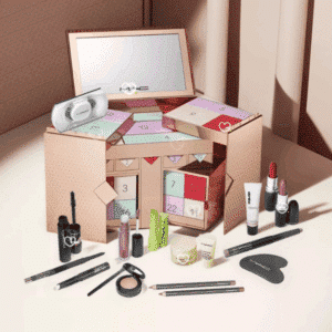 Calendrier de l’Avent Mac Cosmetics 2025 avec 24 produits de maquillage, soins du visage et accessoires beauté dans un coffret avec miroir.