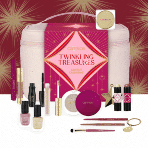 Calendrier de l’Avent Catrice 2025 présenté sous forme de trousse maquillage avec 24 produits beauté, maquillage et accessoires : vernis, rouge à lèvres, mascara...