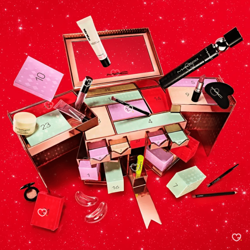 Calendrier de l’Avent Mac Cosmetics 2025 avec 24 produits de maquillage, soins du visage et accessoires beauté dans un coffret avec miroir.