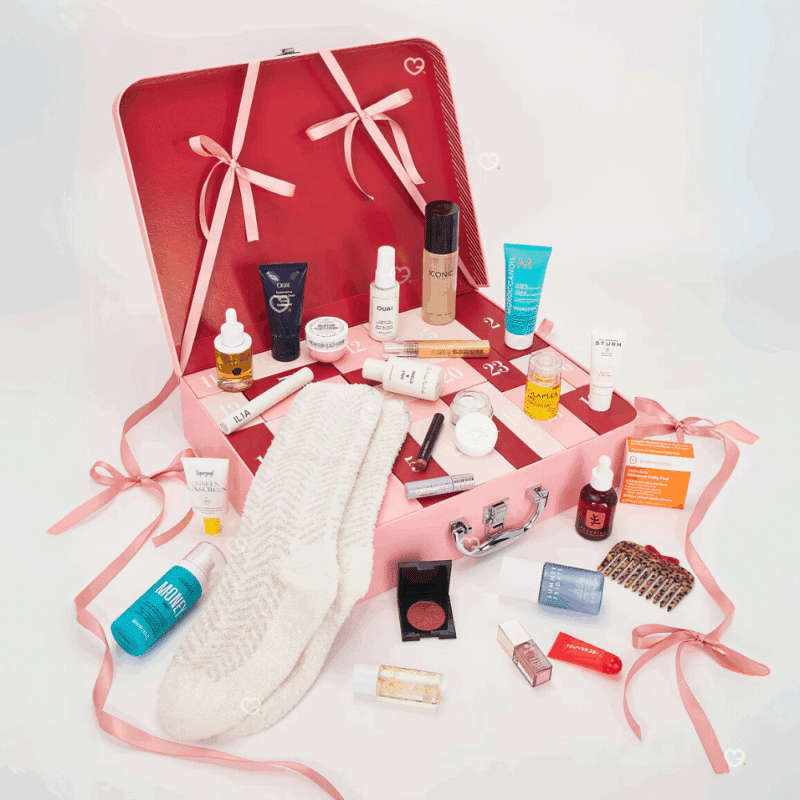 Calendrier de l’Avent Revolve 2025 en édition limitée avec 25 soins visage, corps, maquillage, cheveux et accessoires pour femme