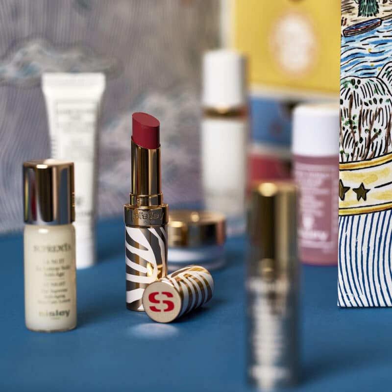 calendrier de l'avent beaute sisley paris 2024 avec illustration de fee Greening de contenant des produits de beauté, soins cosmétiques, soins visage, maquillage et soins capillaire