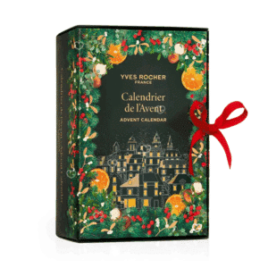 Calendrier de l’Avent Yves Rocher 2025 aux couleurs festives verte et décor de village du village de La Gacilly en Bretagne, il renferme 24 produits de beaute : soins visage, corps, maquillage et capillaires dont 6 full-size.