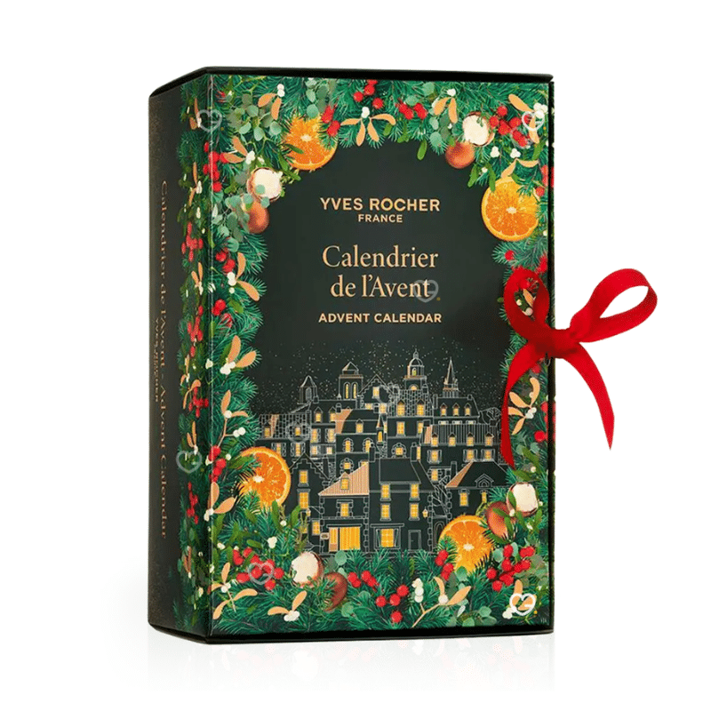 Calendrier de l’Avent Yves Rocher 2025 aux couleurs festives verte et décor de village du village de La Gacilly en Bretagne, il renferme 24 produits de beaute : soins visage, corps, maquillage et capillaires dont 6 full-size.