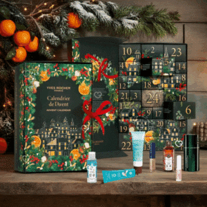 Calendrier de l’Avent Yves Rocher 2025 aux couleurs festives verte et décor de village du village de La Gacilly en Bretagne, il renferme 24 produits de beaute : soins visage, corps, maquillage et capillaires dont 6 full-size.