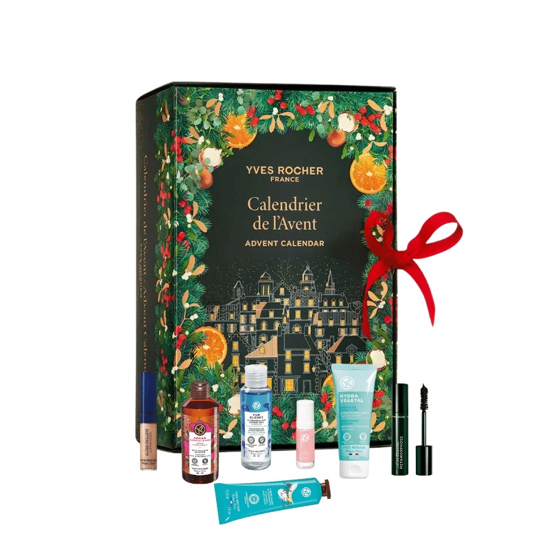 Calendrier de l’Avent Yves Rocher 2025 aux couleurs festives verte et décor de village du village de La Gacilly en Bretagne, il renferme 24 produits de beaute : soins visage, corps, maquillage et capillaires dont 6 full-size.