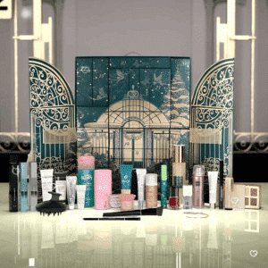 Calendrier de l’Avent Marionnaud 2025 contenant 25 produits de beauté multimarque pour le maquillage, soins, accessoires et bijou pour femme.