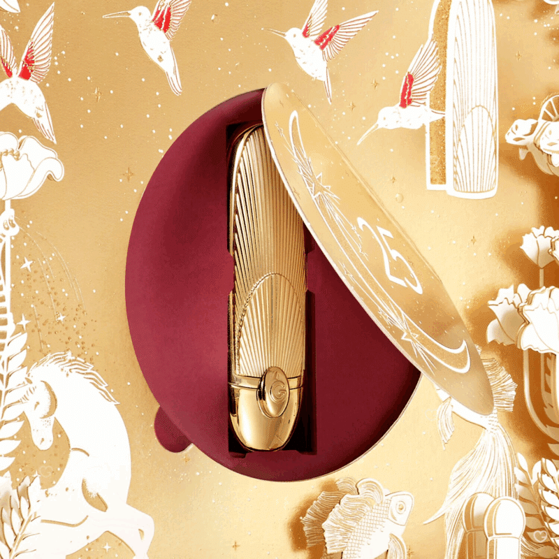 Calendrier de l’Avent Guerlain 2025 en coffret luxueux en forme de livre renfermant 25 produits beauté iconiques, parfums, soins, maquillage et bougie idéal cadeau femme luxe.