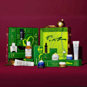 Calendrier de l’Avent Kiehl's 2025 en édition limitée, 24 soins skincare visage et corps premium, idéal cadeau beauté festif féminin.
