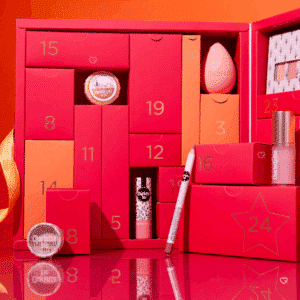 Calendrier de l'avent charlotte Bio contenant 24 produits de beauté bio : maquillage, soins accessoires bien etre idéal pour femme sensibles au naturel.