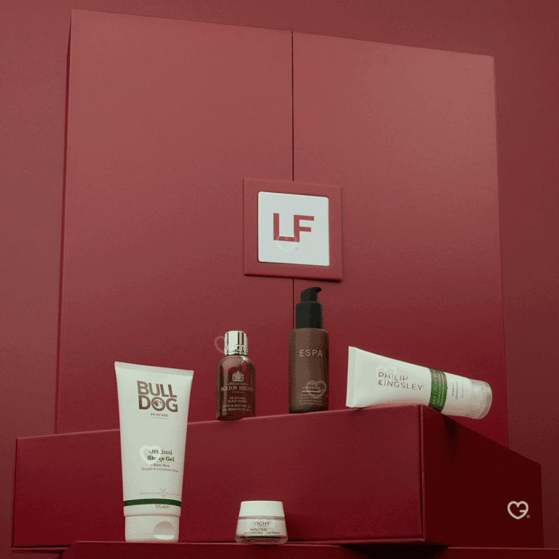 coffret beauté rouge calendrier de l'avent lookfantastic homme 2025 contenant 27 produits de soins corps visage et barbe pour homme
