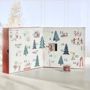 Calendrier de l’Avent Yankee Candle Livre 2025 renfermant 12 bougies chauffe-plat, 12 votives aux senteurs festives et un photophore élégant, idéal pour adultes amateurs de décoration et d’ambiance cocooning.