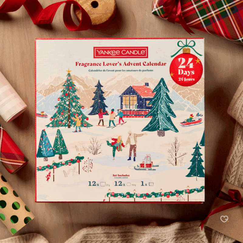 Calendrier de l’Avent Yankee Candle Livre 2025 renfermant 12 bougies chauffe-plat, 12 votives aux senteurs festives et un photophore élégant, idéal pour adultes amateurs de décoration et d’ambiance cocooning.