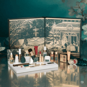 Calendrier de l’Avent Marionnaud 2025 renfermant 24 produits beauté maquillage, soins, bain et accessoires pour femme.