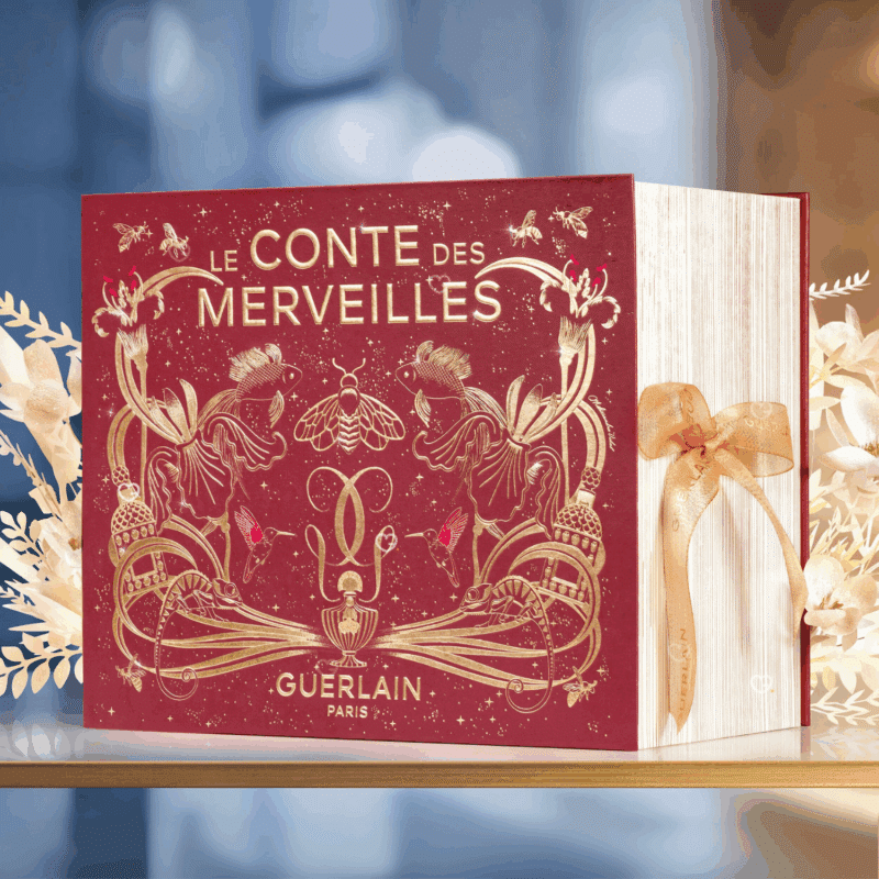 Calendrier de l’Avent Guerlain 2025 en coffret luxueux en forme de livre renfermant 25 produits beauté iconiques, parfums, soins, maquillage et bougie idéal cadeau femme luxe.