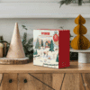 Calendrier de l’Avent Yankee Candle Livre 2025 renfermant 12 bougies chauffe-plat, 12 votives aux senteurs festives et un photophore élégant, idéal pour adultes amateurs de décoration et d’ambiance cocooning.