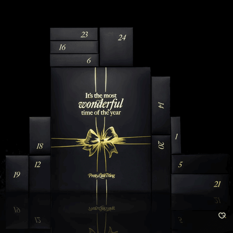 Calendrier de l’Avent Prettylittlething 2025 avec 24 produits beauté tendance, maquillage, soins corps et cheveux pour jeune femme et adolescente.