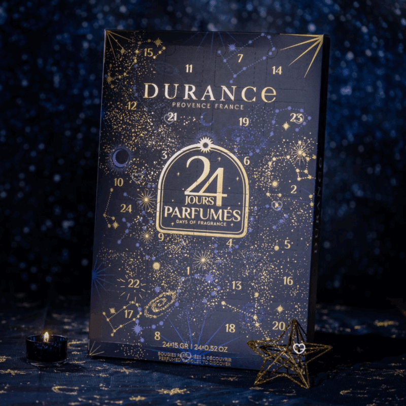Calendrier de l’Avent Durance 2025 avec 24 bougies parfumées, 12 senteurs exclusives et un photophore en verre, idéal cadeau cocooning et décoration .