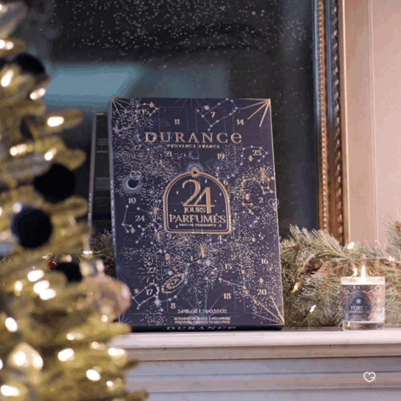 Calendrier de l’Avent Durance 2025 avec 24 bougies parfumées, 12 senteurs exclusives et un photophore en verre, idéal cadeau cocooning et décoration .