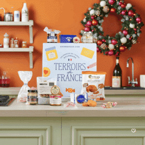 Calendrier de l’Avent Terroirs de France 2025 en cube festif, offrant 24 spécialités sucrées et salées régionales pour amateurs de gastronomie.
