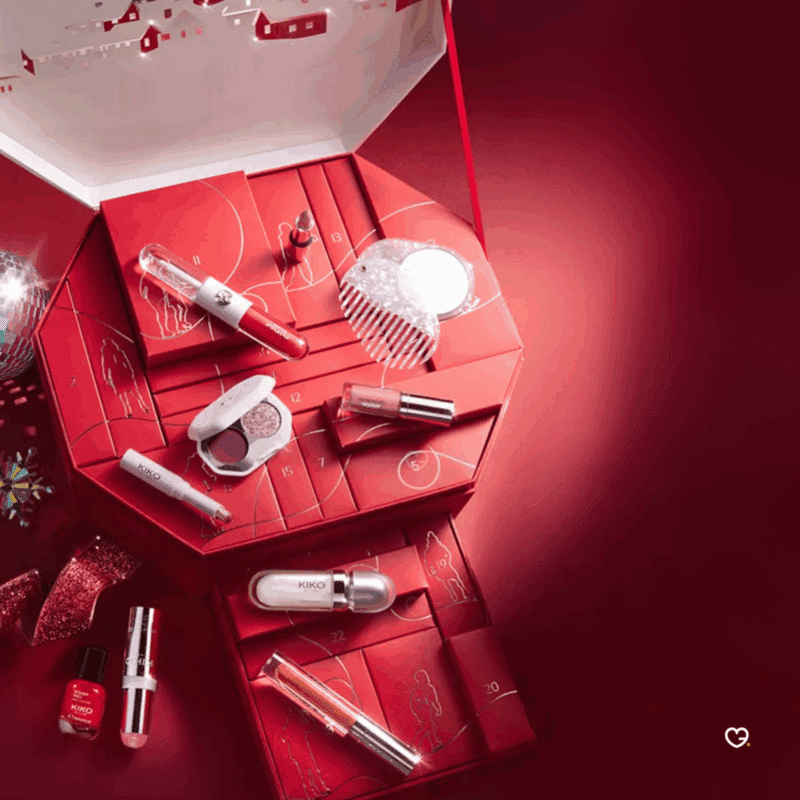 Calendrier de l’Avent Kiko 2025 avec 24 produits beauté dont maquillage, soins, accessoires et parfum solide, pensé pour femmes passionnées de cosmétiques.