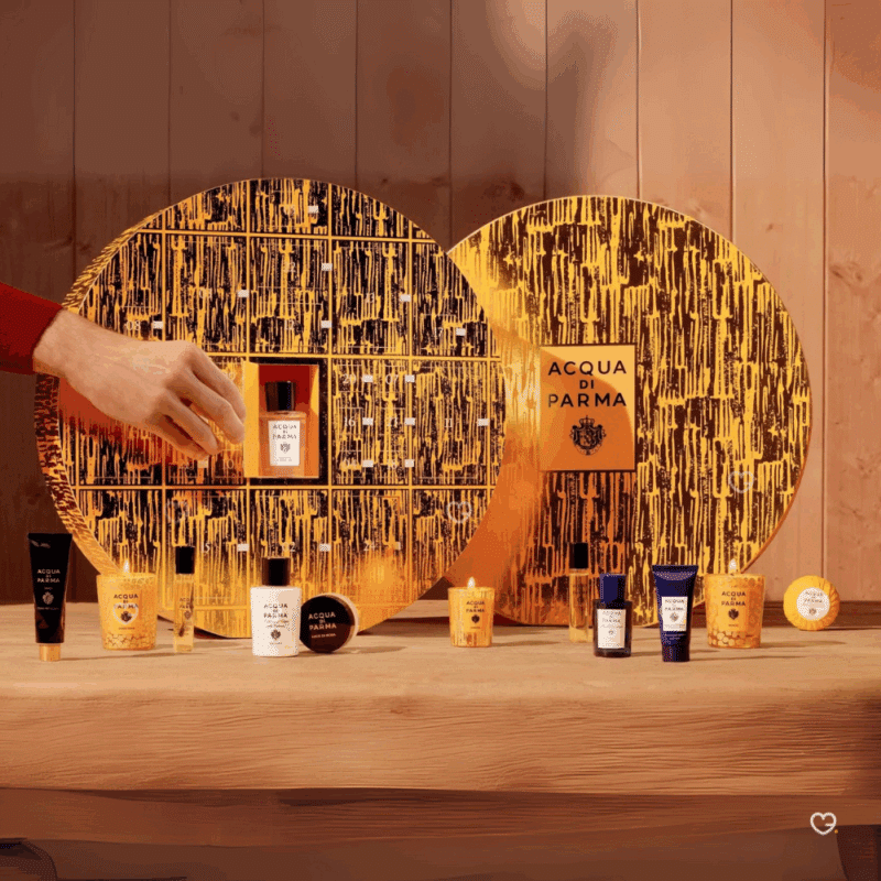 Calendrier de l’Avent Acqua Di Parma 2025 en coffret luxueux, 25 surprises beauté dont 13 parfums, 10 soins corporels et 2 bougies parfumées, idéal pour amateurs de parfumerie de luxe.