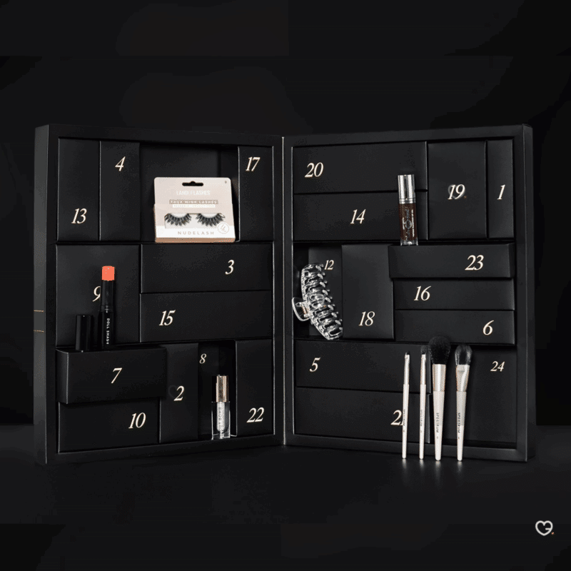 Calendrier de l’Avent Prettylittlething 2025 avec 24 produits beauté tendance, maquillage, soins corps et cheveux pour jeune femme et adolescente.