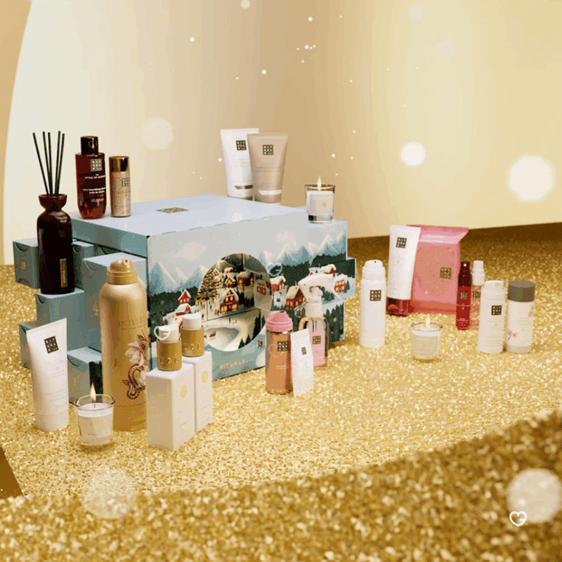 Calendrier de l’Avent Rituals Deluxe 2025 élégant, coffret doré renfermant 24 soins corps, cheveux, parfums d’intérieur et accessoires premium.