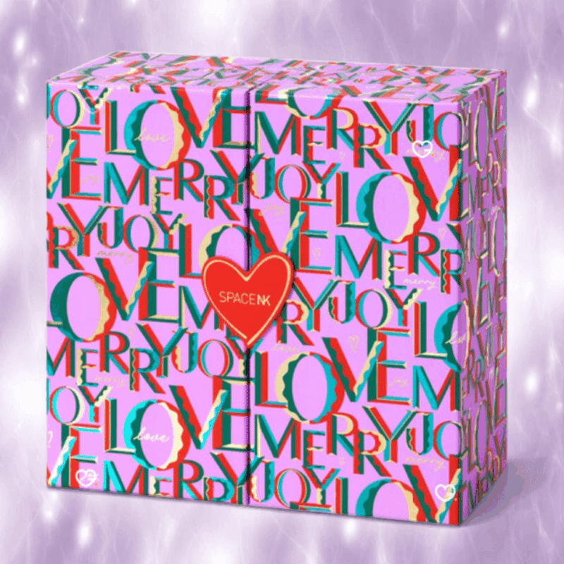Calendrier de l’Avent Space NK 2025 en coffret luxe violet avec coeur rouge contenant 35 produits de beauté dont 26 en format standard : soin visage; corps; maquillage et parfum d'une valeur total de 1350 euros