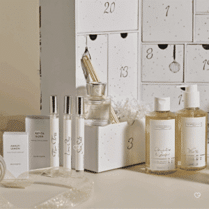 Calendrier de l’Avent The White Company 2025 en coffret blanc élégant avec 25 soins corps, bougies et parfums, idéal décoration cadeau femme