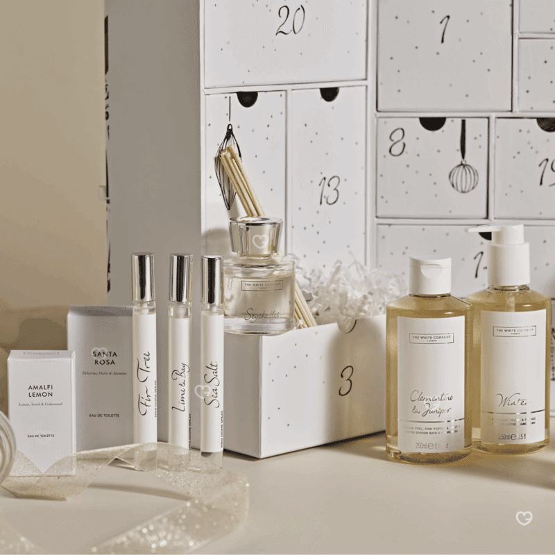 Calendrier de l’Avent The White Company 2025 en coffret blanc élégant avec 25 soins corps, bougies et parfums, idéal décoration cadeau femme