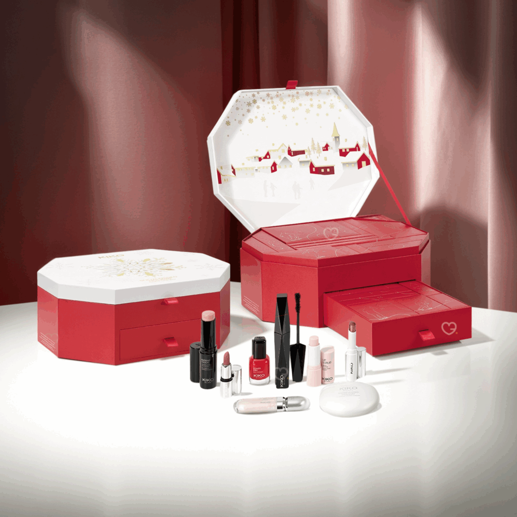 Calendrier de l’Avent Kiko 2025 avec 24 produits beauté dont maquillage, soins, accessoires et parfum solide, pensé pour femmes passionnées de cosmétiques.