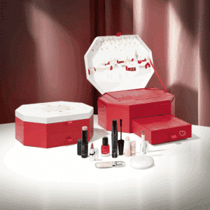 Calendrier de l’Avent Kiko 2025 avec 24 produits beauté dont maquillage, soins, accessoires et parfum solide, pensé pour femmes passionnées de cosmétiques.