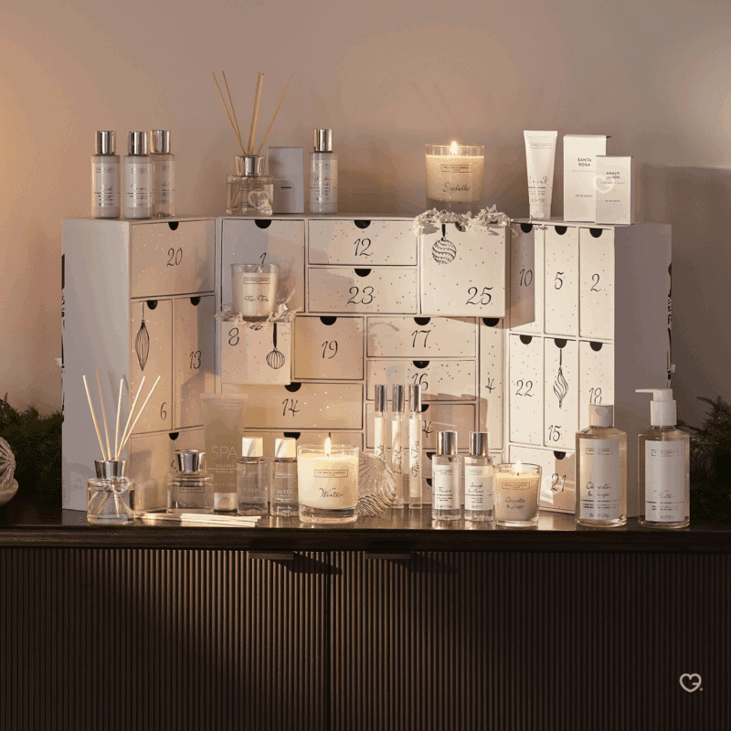 Calendrier de l’Avent The White Company 2025 en coffret blanc élégant avec 25 soins corps, bougies et parfums, idéal décoration cadeau femme