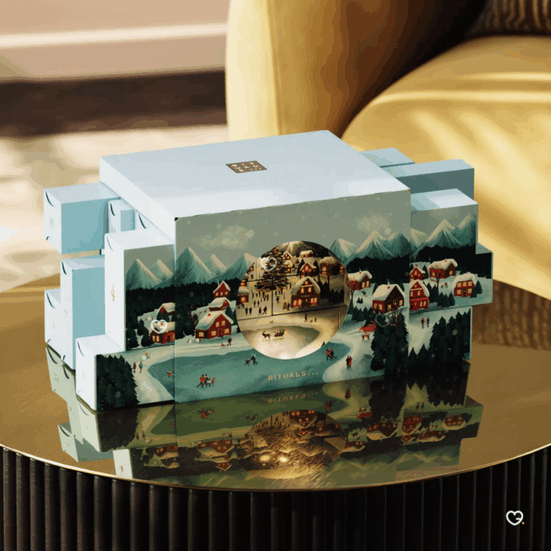 Calendrier de l’Avent Rituals Deluxe 2025 élégant, coffret doré renfermant 24 soins corps, cheveux, parfums d’intérieur et accessoires premium.