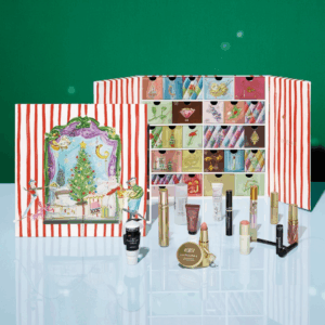 coffret beauté luxe calendrier de l'avent sisley paris 2025 avec décor contenant des produits de beauté, soins cosmétiques, soins visage, maquillage et soins capillaire d'une valeur de +1100 euros