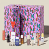 Calendrier de l’Avent Space NK 2025 en coffret luxe violet avec coeur rouge contenant 35 produits de beauté dont 26 en format standard : soin visage; corps; maquillage et parfum d'une valeur total de 1350 euros