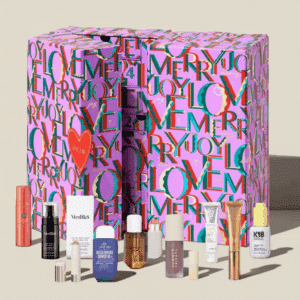Calendrier de l’Avent Space NK 2025 en coffret luxe violet avec coeur rouge contenant 35 produits de beauté dont 26 en format standard : soin visage; corps; maquillage et parfum d'une valeur total de 1350 euros