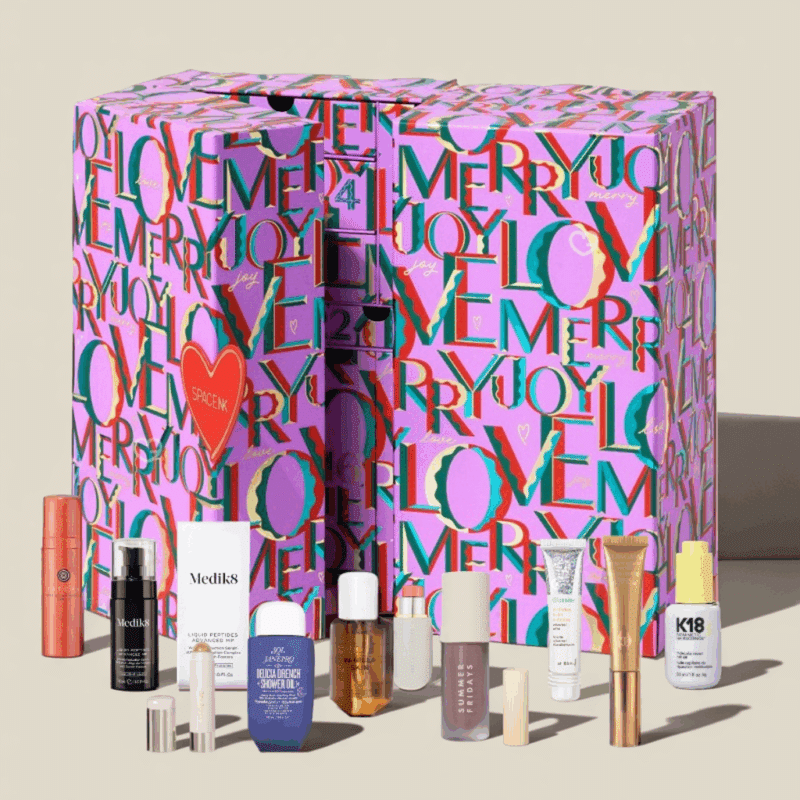 Calendrier de l’Avent Space NK 2025 en coffret luxe violet avec coeur rouge contenant 35 produits de beauté dont 26 en format standard : soin visage; corps; maquillage et parfum d'une valeur total de 1350 euros