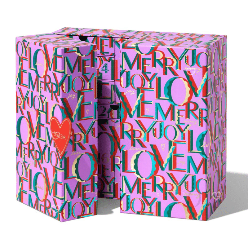 Calendrier de l’Avent Space NK 2025 en coffret luxe violet avec coeur rouge contenant 35 produits de beauté dont 26 en format standard : soin visage; corps; maquillage et parfum d'une valeur total de 1350 euros