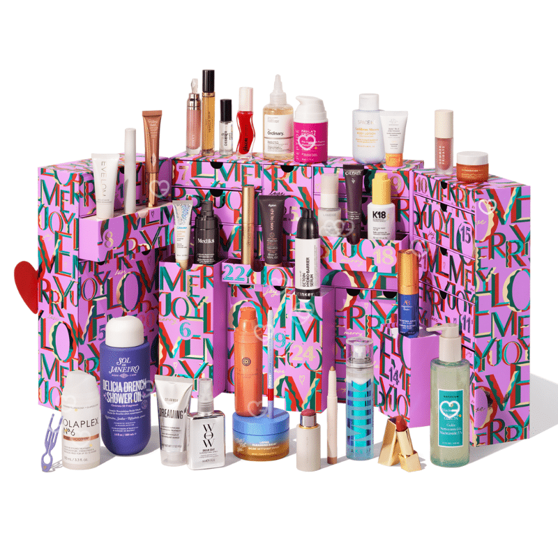 Calendrier de l’Avent Space NK 2025 en coffret luxe violet avec coeur rouge contenant 35 produits de beauté dont 26 en format standard : soin visage; corps; maquillage et parfum d'une valeur total de 1350 euros