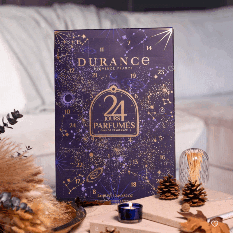 Calendrier de l’Avent Durance 2025 avec 24 bougies parfumées, 12 senteurs exclusives et un photophore en verre, idéal cadeau cocooning et décoration .