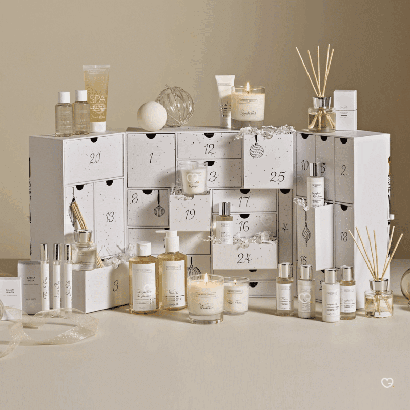 Calendrier de l’Avent The White Company 2025 en coffret blanc élégant avec 25 soins corps, bougies et parfums, idéal décoration cadeau femme