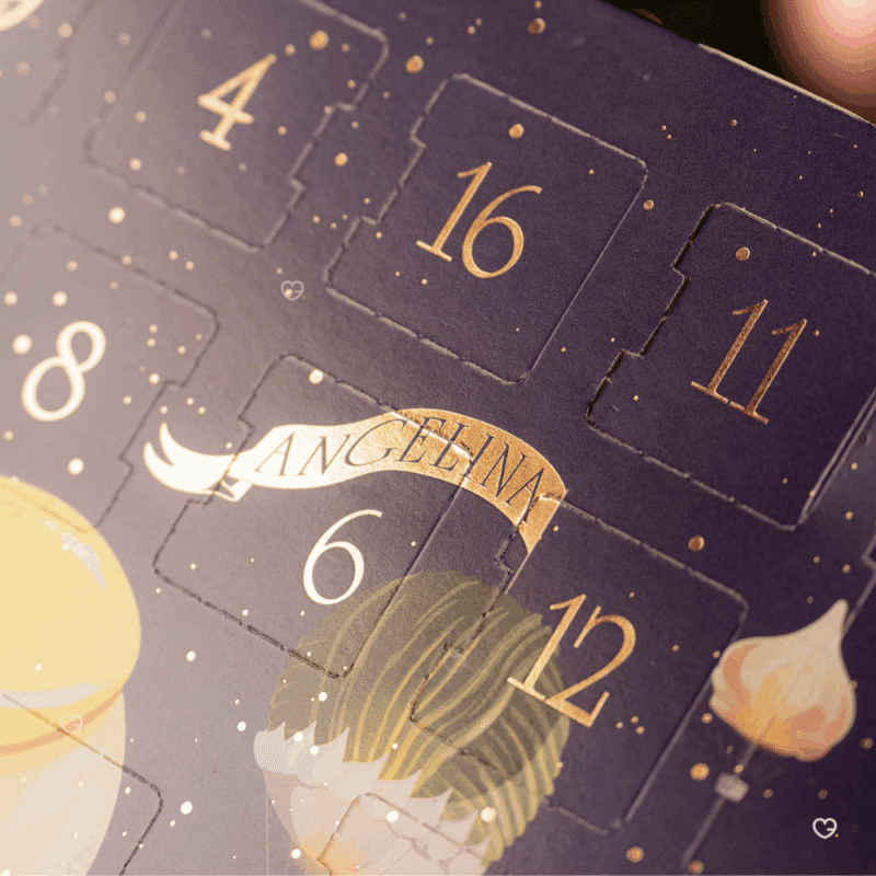 Calendrier de l’Avent Angelina 2025 raffiné, révélant 24 douceurs chocolatées et pralinées pour gourmets amoureux du luxe parisien.