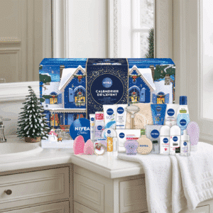 Calendrier de l’Avent Nivea 2025 avec 24 surprises beauté, soins visage, corps et lèvres, accessoires cocooning pour femmes.