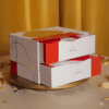 Coffret beauté blanc, rouge et or Calendrier de l'Avent Shiseido 2025 contenant 24 soins visage, corps et maquillage